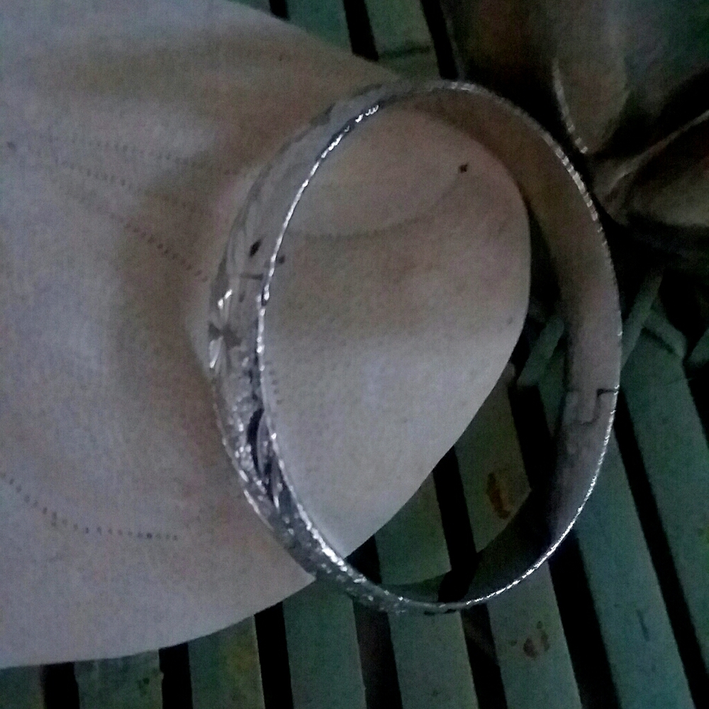 womens size S/M  bangle.